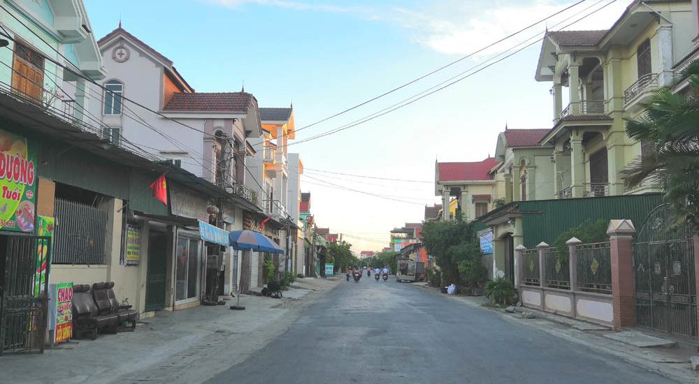 Tuyến đường làng sầm uất với những dãy nhà cao tầng ở huyện Yên Thành (Nghệ An)