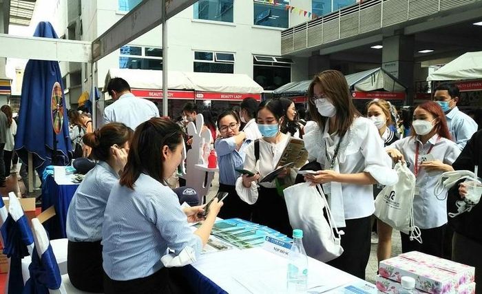 Sinh viên nắm bắt nhu cầu tuyển dụng từ các doanh nghiệp Đài Loan. Ảnh: PHONG ĐIỀN