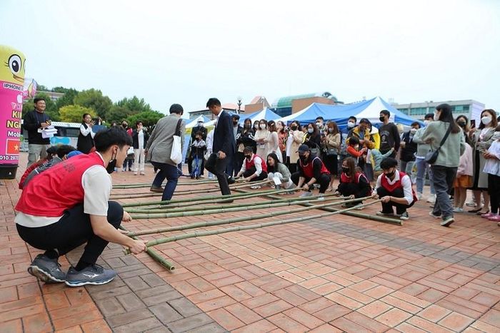 Chơi nhảy sạp tại Lễ hội văn hóa Việt Nam năm nay. (Nguồn: Hội người Việt tại Jeonnam-Gwangju)