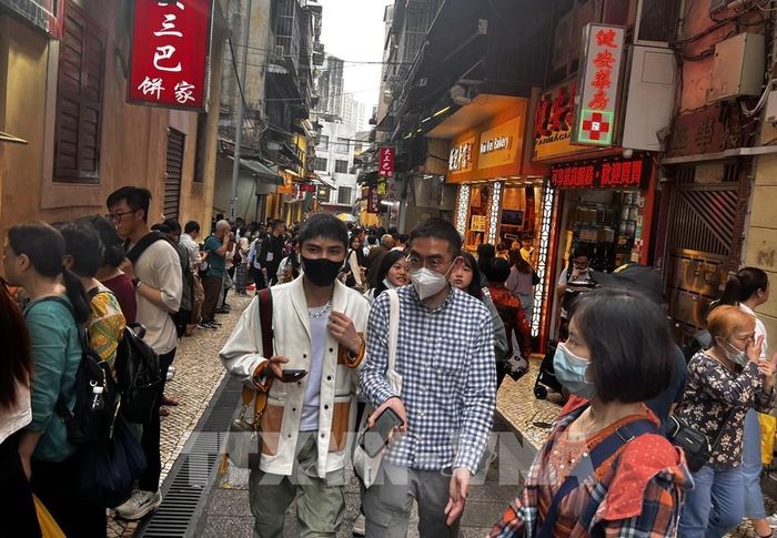 Người dân và du khách tham quan và mua sắm trên đường phố Macau. Ảnh: Mạc Luyện-P/V TTXVN tại Hong Kong
