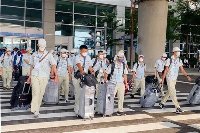 Lao động Việt Nam theo Chương trình EPS nhập cảnh Hàn Quốc tại sân bay Incheon. (Ảnh: Anh Nguyên/TTXVN)